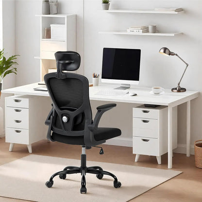 Chaise de bureau ergonomique noire installée devant un bureau de télétravail